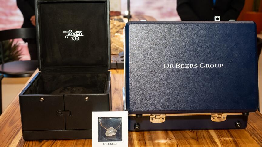 At an event during JCK, Grandview Klein Diamonds and London Jewelers unveiled the rough that will be transformed into a 20.26-carat D-color, flawless diamond as a tribute to the retailer’s milestone anniversary. Grandview Klein diamonds