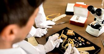 reDollar appraisers handling fine jewelry reDollar-fine-jewelry-department.jpg
