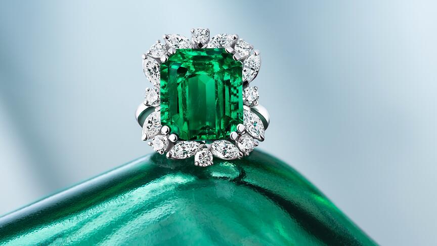 Step-cut Colombian emerald ring London Jewels Bonhams 