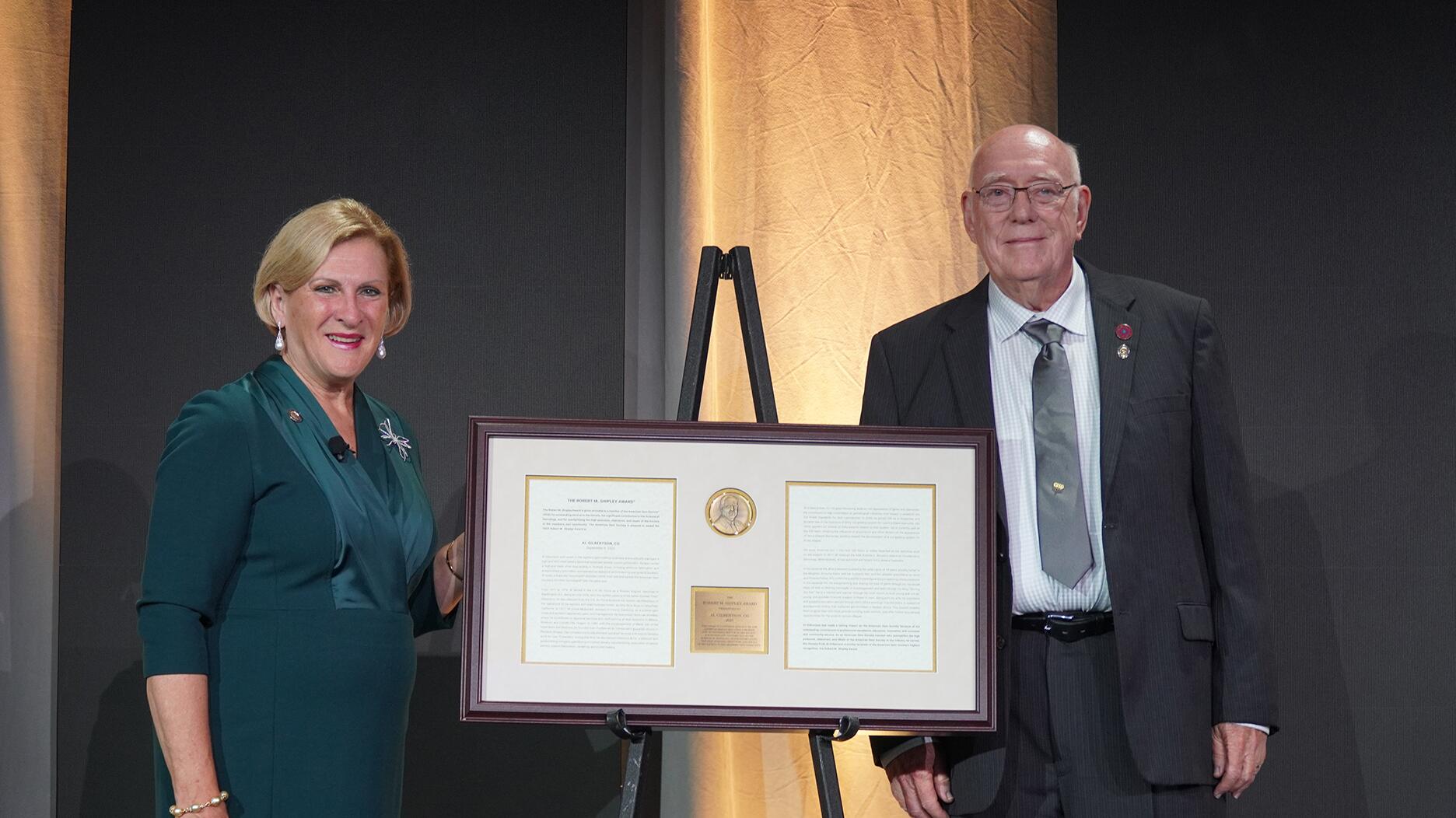 Former GIA CEO Susan Jacques (left) presented the 2025 Robert M. Shipley Award to industry veteran Al Gilbertson. Susan Jacques and Al Gilbertson