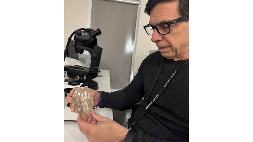 Tom Moses examining the 2,488-carat “Motswedi” diamond at GIA’s laboratory in Gaborone, Botswana, in July 2025. After five decades with the Gemological Institute of America, Moses will leave the lab in May. He will be named GIA’s chief of gemological research, emeritus in honor of his years of service and his contributions to gemology. (Image courtesy of GIA; Photo credit: Wuyi Wang) Tom Moses