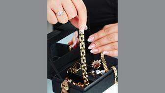 In an interview with National Jeweler, Stratus Estate Buyers founder Justin VanMatre talked about his new business venture and how the company’s estate buying events work. Hand taking jewelry out of jewelry box